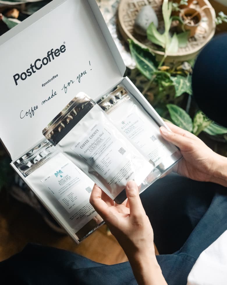 PostCoffeeのオリジナルボックスを開く様子