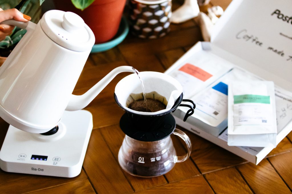 毎月届くコーヒーが、あなたの食卓に新しい発見と彩りをもたらしてくれるのです。

今日はコロンビア、明日はエチオピア。それぞれの“違い”がわかると、コーヒーがもっと好きになる。